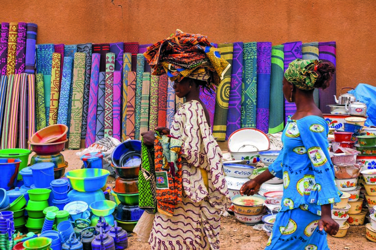 Les Tissus Traditionnels au Sénégal : Une Tapisserie de Couleurs et de Cultures