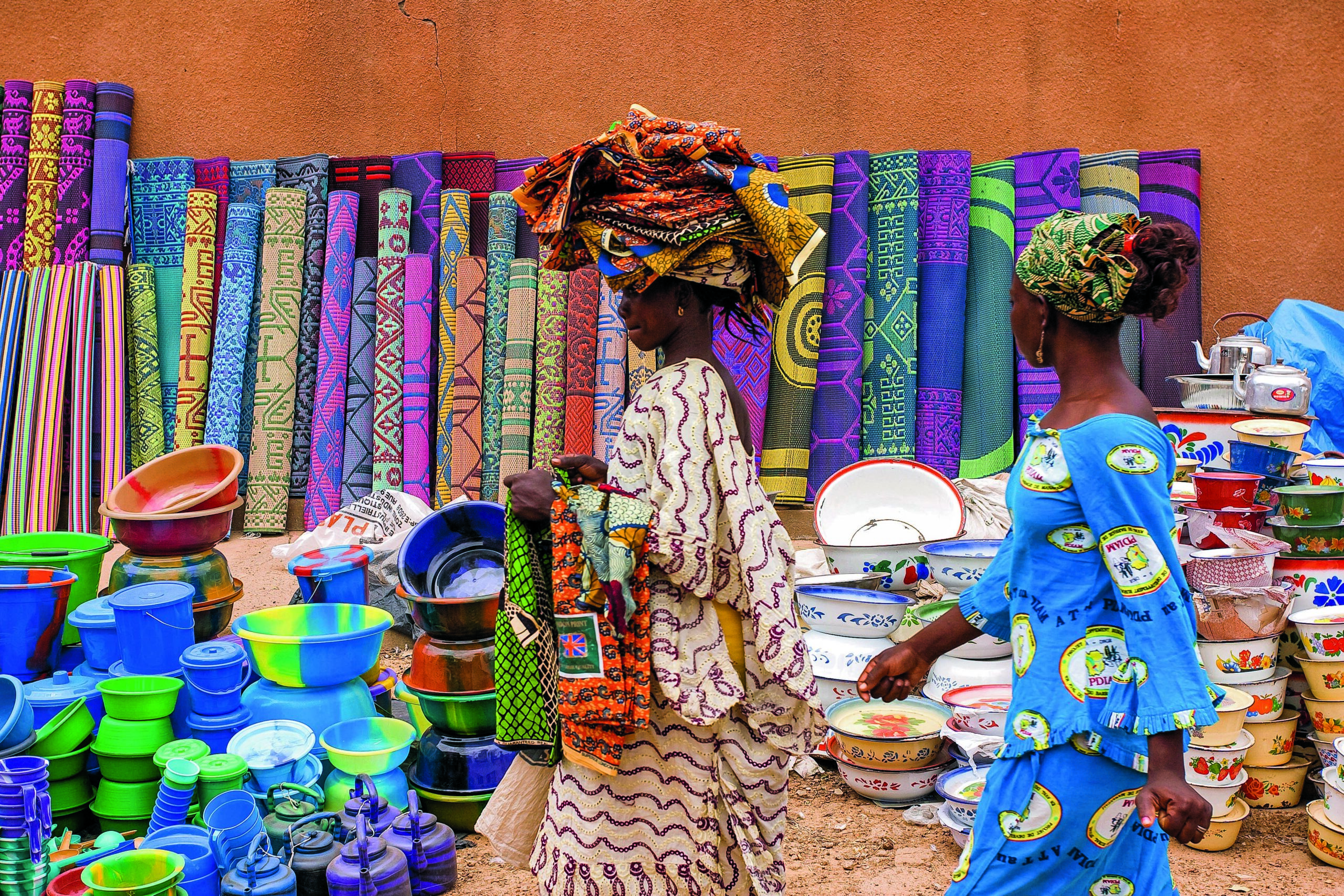 Les Tissus Traditionnels au Sénégal : Une Tapisserie de Couleurs et de Cultures